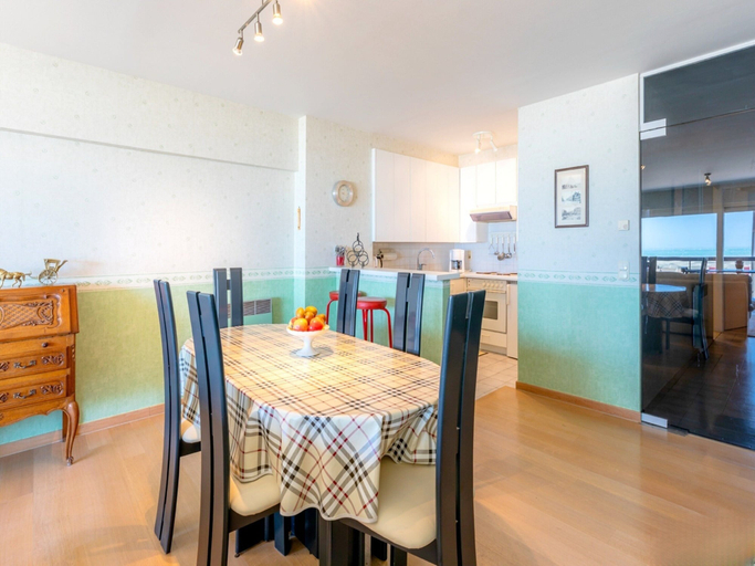 Dining 4, Spacious Pleasant Flat Located on the Seafront, West-Vlaanderen