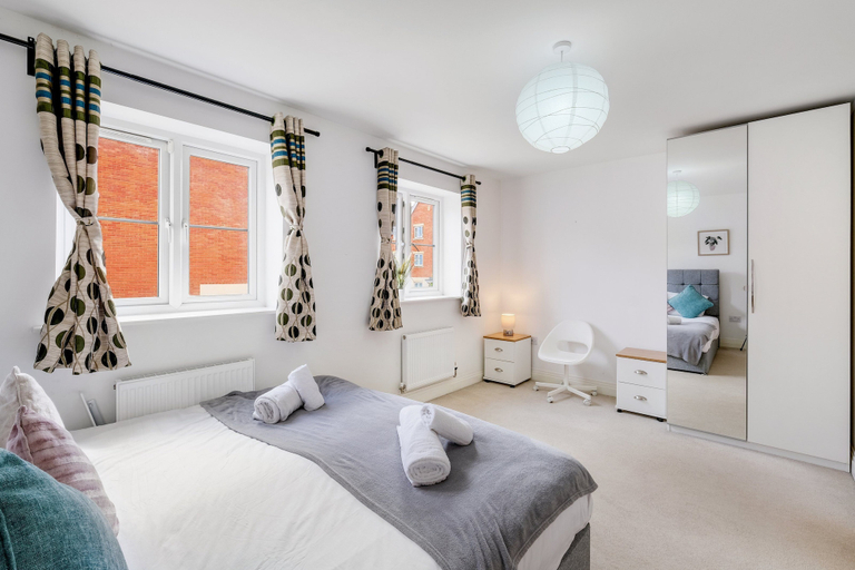 Room 3, Foxherne 6 Bed & 3 Bath Serviced Hse -20, Slough