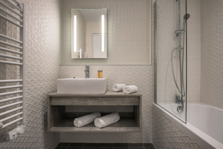 Bathroom 3, SOLEIL VACANCES HOTEL LES CHEVALIERS, Aude