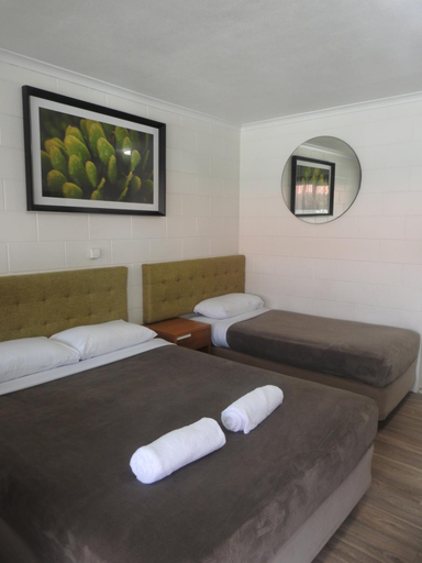 Bedroom 3, Cedar Lodge Motel Townsville, Aitkenvale