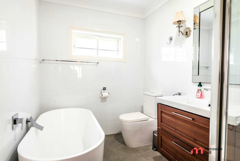Room 2, Metawisebnb Waterfront 3BR Coastal Escape, Deception Bay