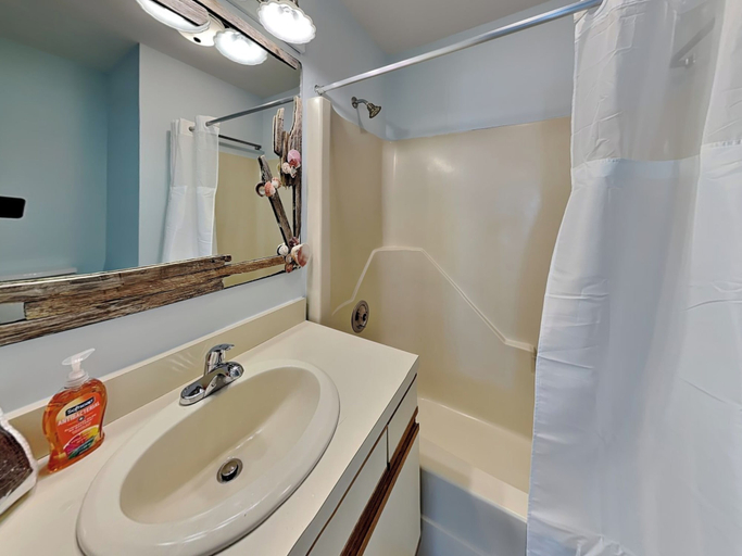 Bathroom 4, Shoo Fly by Carolina Retreats, New Hanover