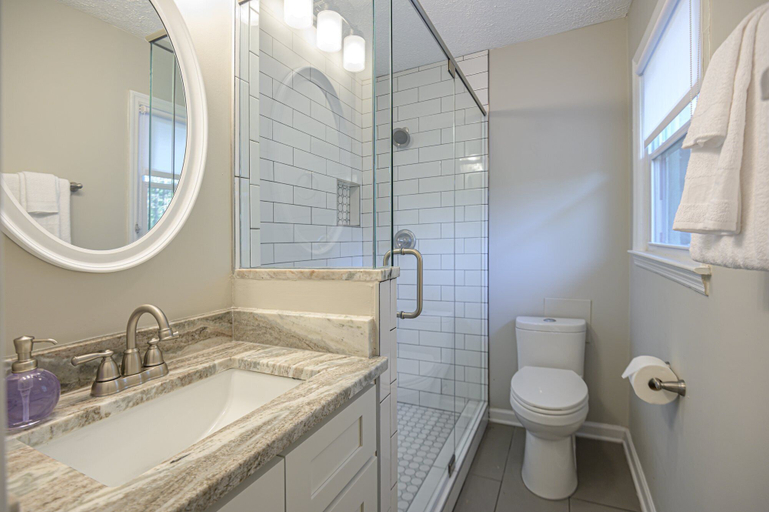 Interior 5, 941 Pine Manor Family, Cobb