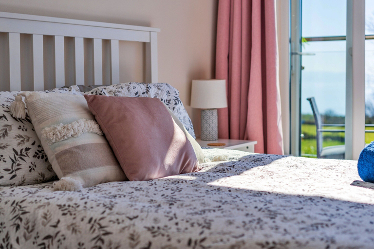Room 2, House in Mynytho With Sea & Mountain Views, Gwynedd