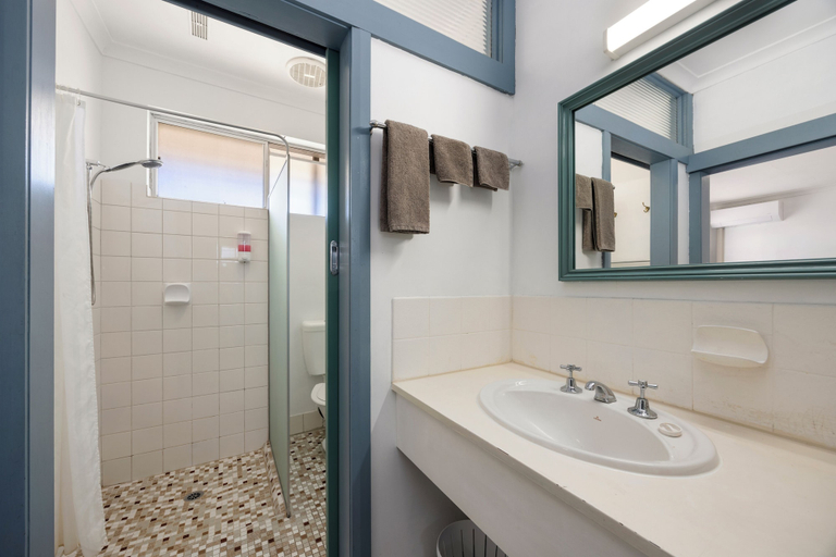 Bathroom 3, Castle Motel Bairnsdale, E. Gippsland - Bairnsdale