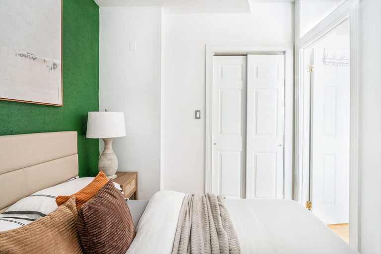 Room 5, 139-3e West Village 1BR Best Value, New York