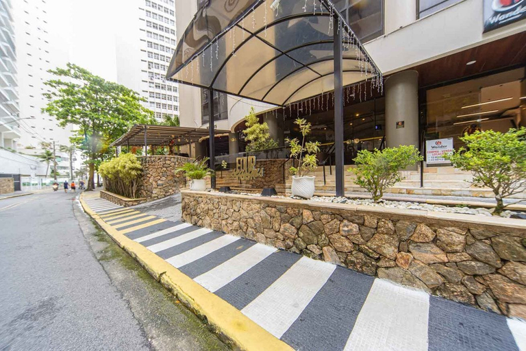 Room 4, Apto c Piscina Garagem e Academia a 180m da Praia, Guarujá