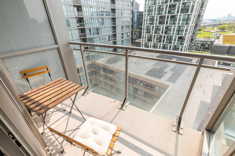 Room 5, Toronto. 21 Iceboat 17floor, Toronto