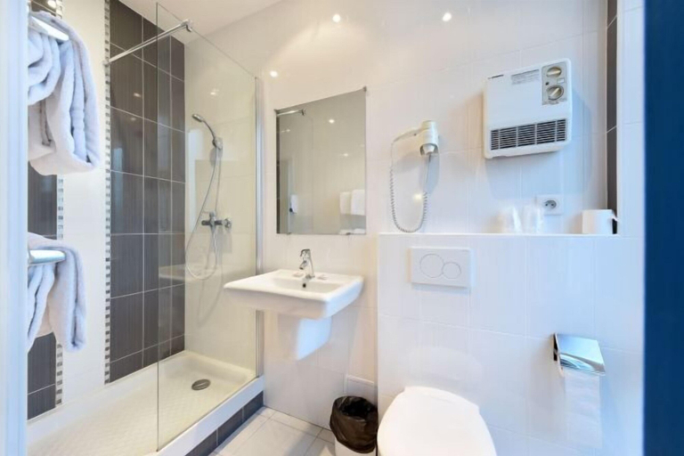 Bathroom 5, Hotel Richmond Gare du Nord, Paris