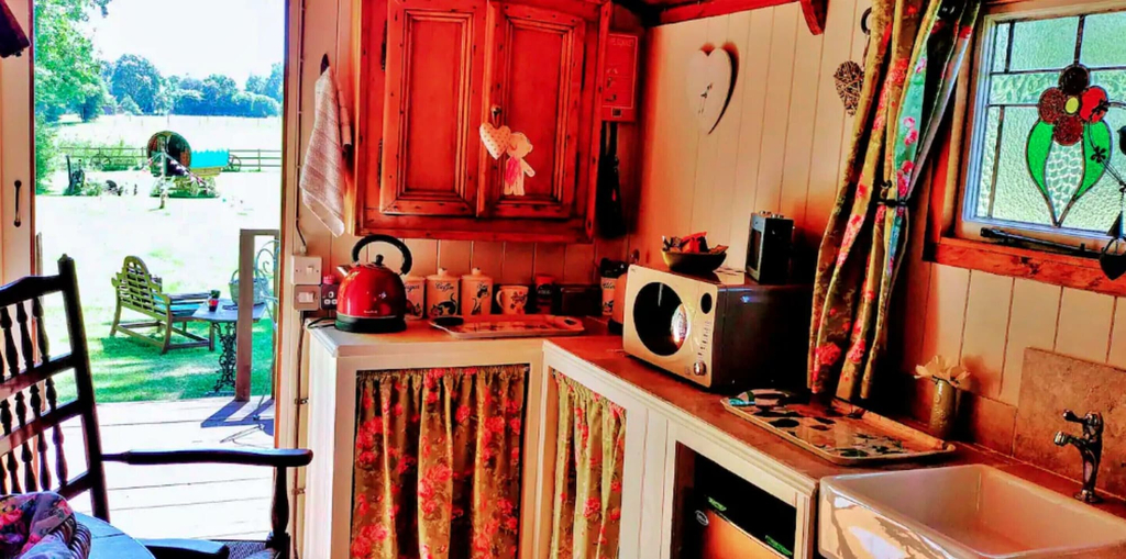 Private kitchen 4, Shepherd's Hut in Romsey With Fire Pit, Hampshire