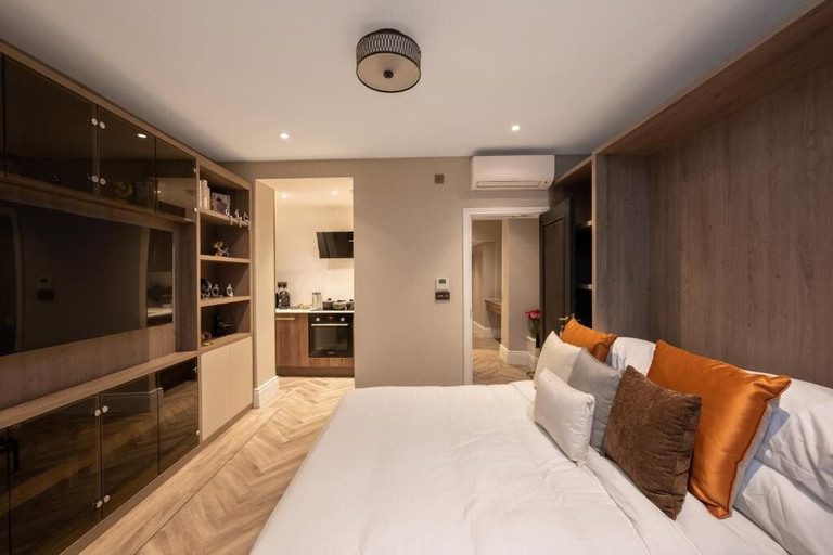 Room 5, Charles of Mayfair, London