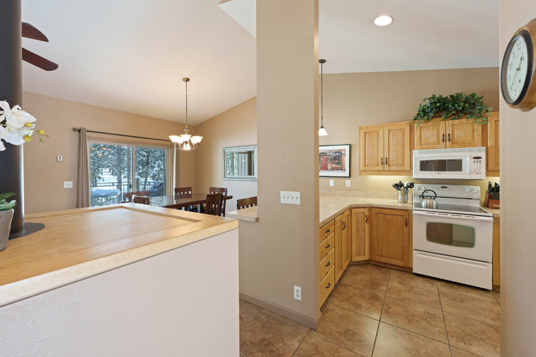 Interior 4, Umpqua With Golf Views Hot Tub & Ping Pong, Deschutes