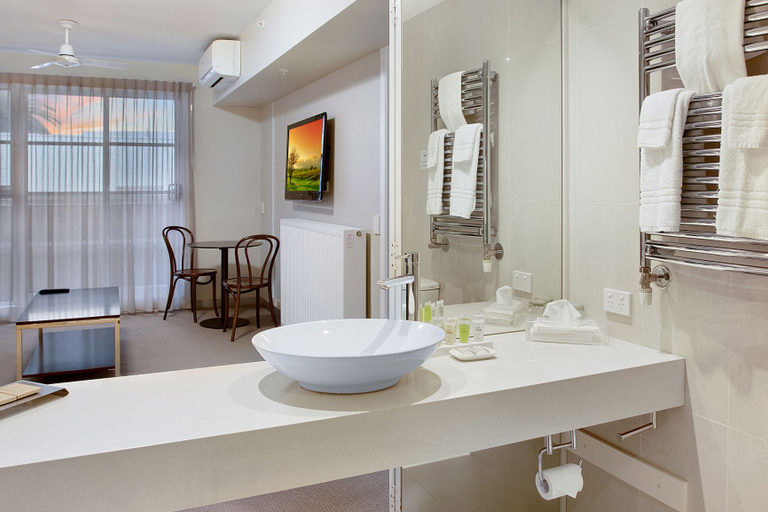 Bathroom 3, Deep Blue Hotel and Hot Springs, Warrnambool