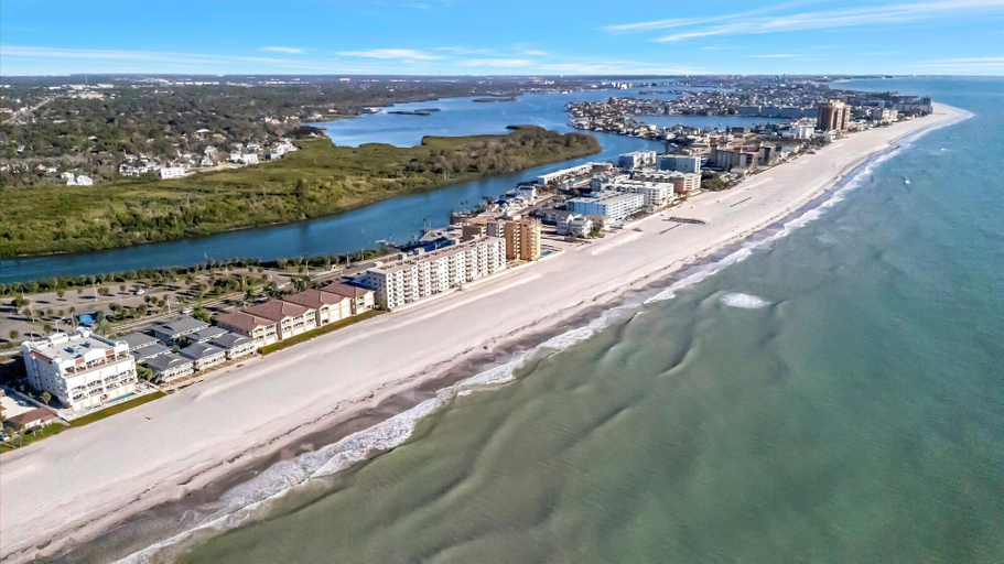 Room 3, Direct Beach Access Oceanfront Condo & Big Balcony, Pinellas