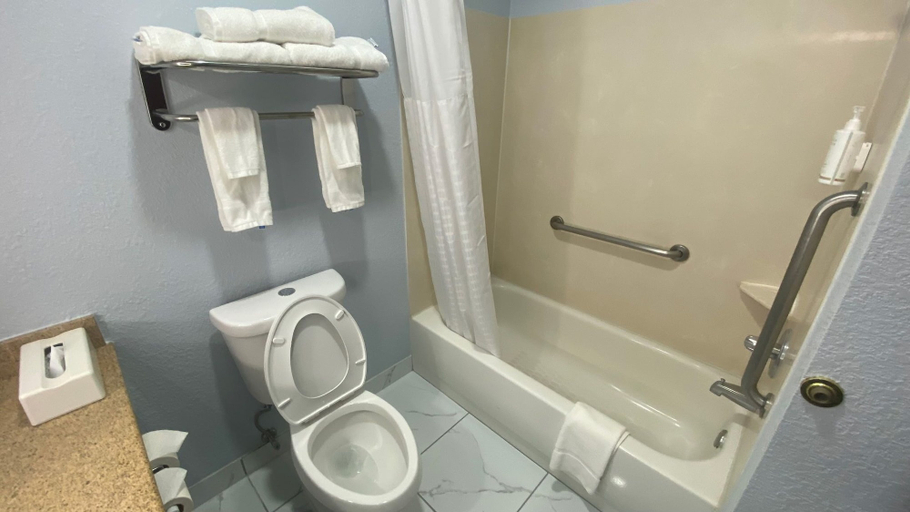 Bathroom 4, Days Inn by Wyndham Dodge City, Ford