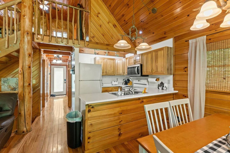 Interior 5, Hot Tub & Wifi - Birdsong - Red River Gorge, KY, Powell