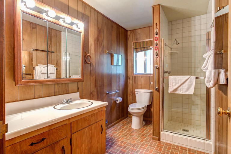 Bathroom 3, Mountain Memory, Mariposa