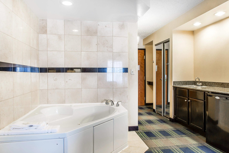Bathroom 4, Comfort Inn & Suites Meriden East, New Haven
