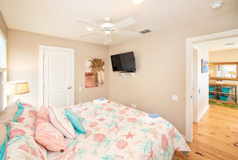 Interior 5, The Ritz Tarpon - Beach Gear Credit Included!, Nueces