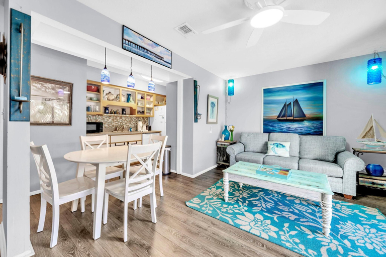 Living area 4, Endless Summer E10- Sunset Shack, Bay