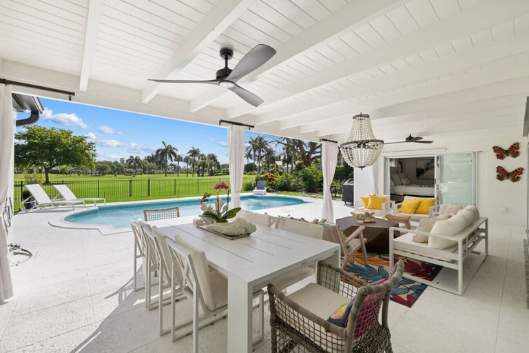 Room 2, Luxury Beach House With Golf Course View, Collier