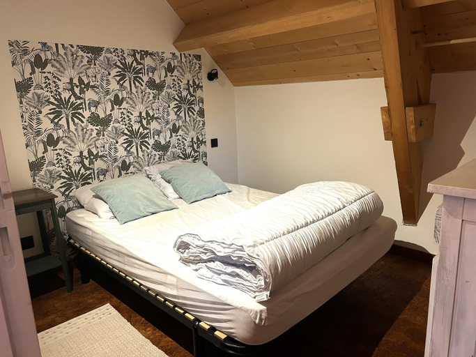 Room 4, 2 Houses for a Large Family or Group, Manche