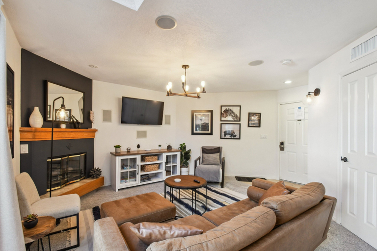 Interior 2, 6380 Code & Comfort in Boston Commons, Arapahoe
