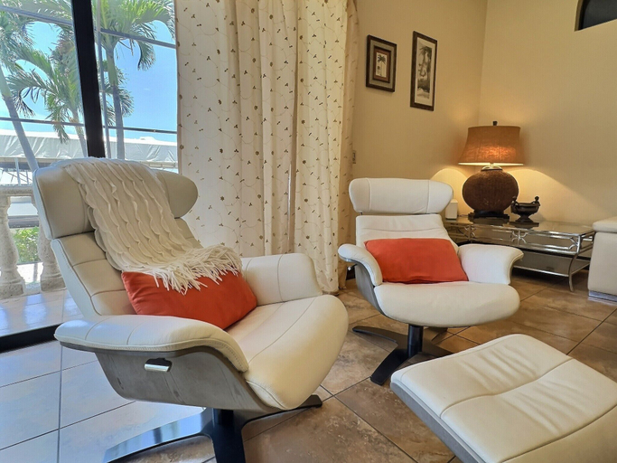 Interior 4, Villa Bellagio, Lee