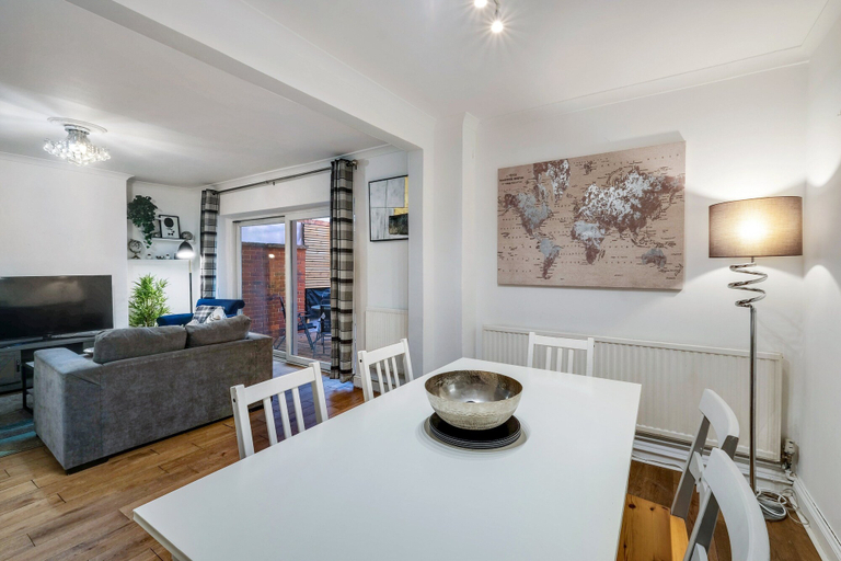 Dining 5, Modern 4 Bedroom Hse Garden in Feltham, London