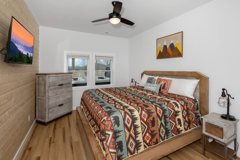Room 5, New Cabin, 5 Minutes to Boone, Long Range Views!, Watauga