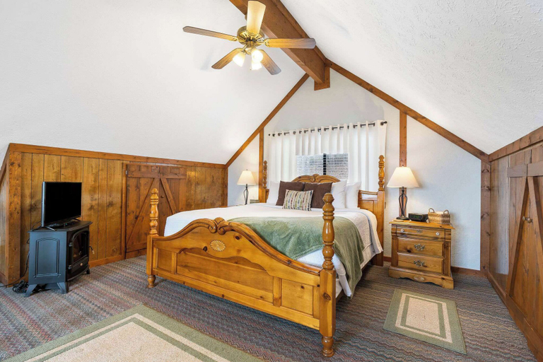 Room 3, Windjammer Cottage - Branson, Stone