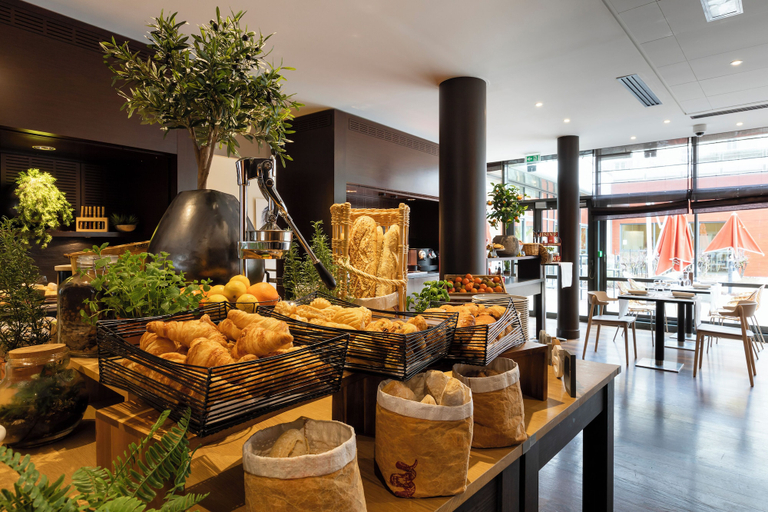 Breakfast buffet, Doubletree By Hilton Paris Boulogne, Hauts-de-Seine