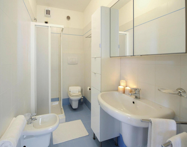 Bathroom 2, Flat in Porlezza With Mountain View, Como