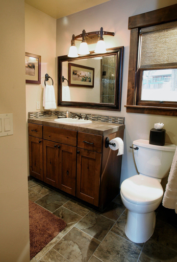 Bathroom 3, Boot's Haven, Mariposa