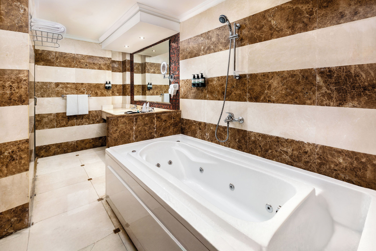 Bathroom 5, Millennium Al Aqeeq Hotel, Al Madinah Al Munawwarah