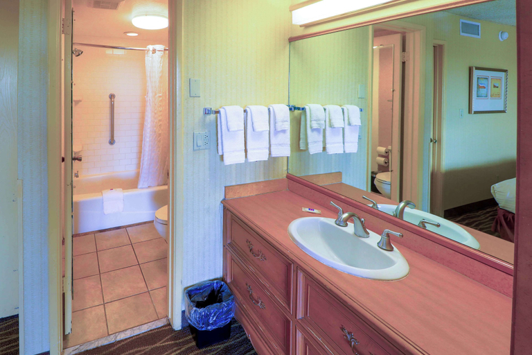 Bathroom 3, Studio 6 Phoenix, Az – Sky Harbor, Maricopa