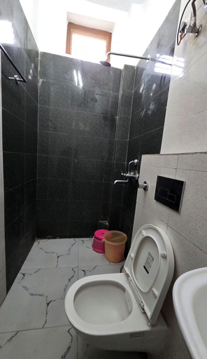 Bathroom 4, Vinayak Palace, Mathura