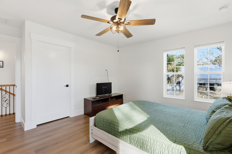 Room 5, Modern Mount Dora Escape Style And Sunshine 4 Bedroom Home, Lake