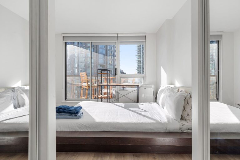 Room 3, Luxe 2BR Condo w Skyline Views In-suite Laundry, Greater Vancouver