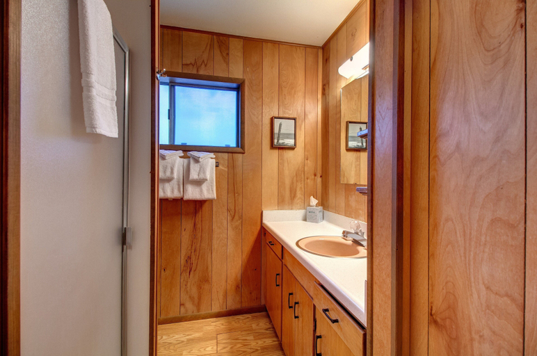 Bathroom 3, Longview, Mariposa