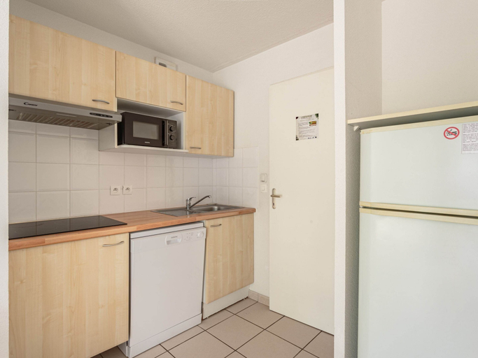 Private kitchen, Sun-drenched Coastal Garden Retreat, Landes