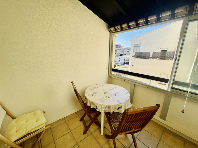 Balcony 2, Waterfront Retreat Near the Beach, Hérault