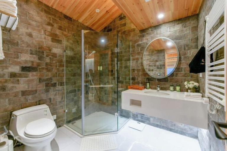 Bathroom 3, Ruiqi Xiangyun Inn, Huangshan