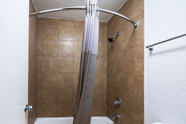 Bathroom 3, Studio 6 Irving, TX - Irving DFW Airport East, Irving