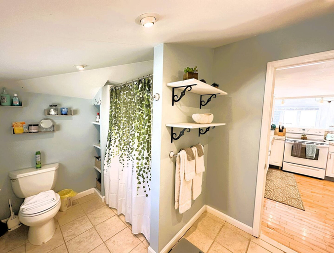 Room 5, The Breeze Overlooking Minister s Pond, Barnstable