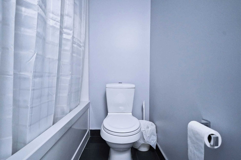 Bathroom 2, York Street Suites Toronto, Toronto