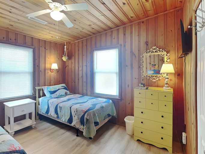 Bedroom 2, Mamaw's Spot by Topsail Realty, Pender