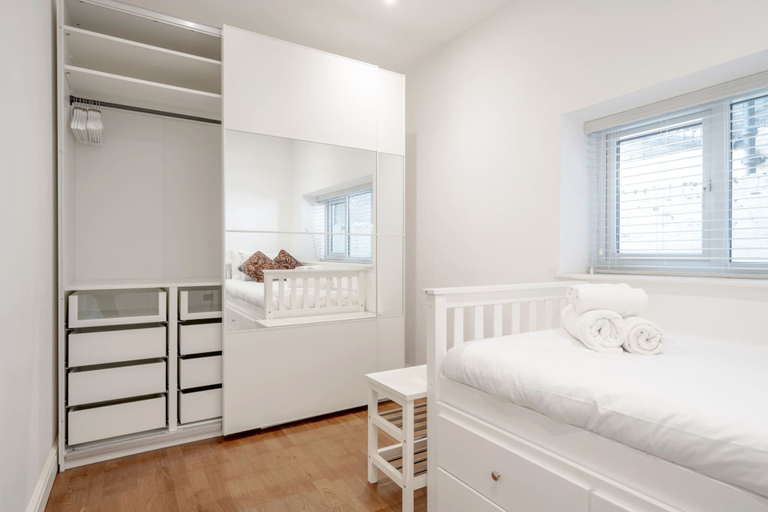 Room 4, Maida Vale Gem by Little Venice, London