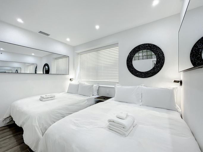 Room 3, 3 Room Beachfront Art Deco 4 Queen 6 Single Beds, Miami-Dade