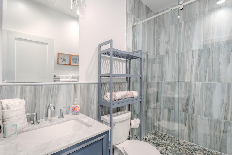 Bathroom 4, Sweet Carolina, Lee